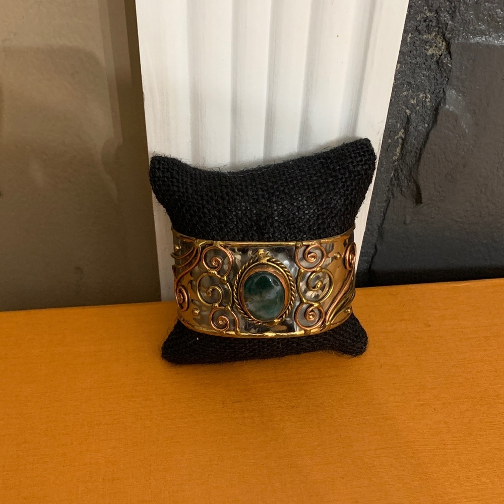 Elegant Gold and Green Bracelet - Picture 2 of 4